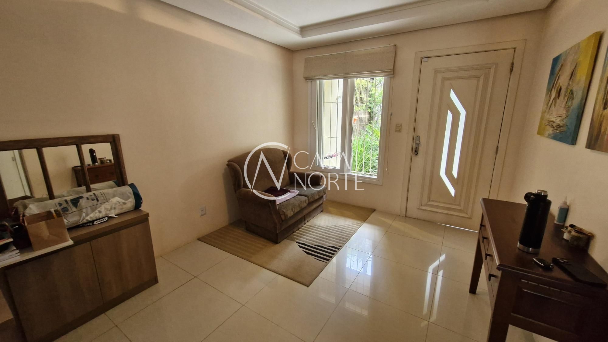 Casa à venda com 3 quartos, 240m², 1 suíte, 2 vagas, Rua Kiev no bairro Passo da Areia em Porto Alegre