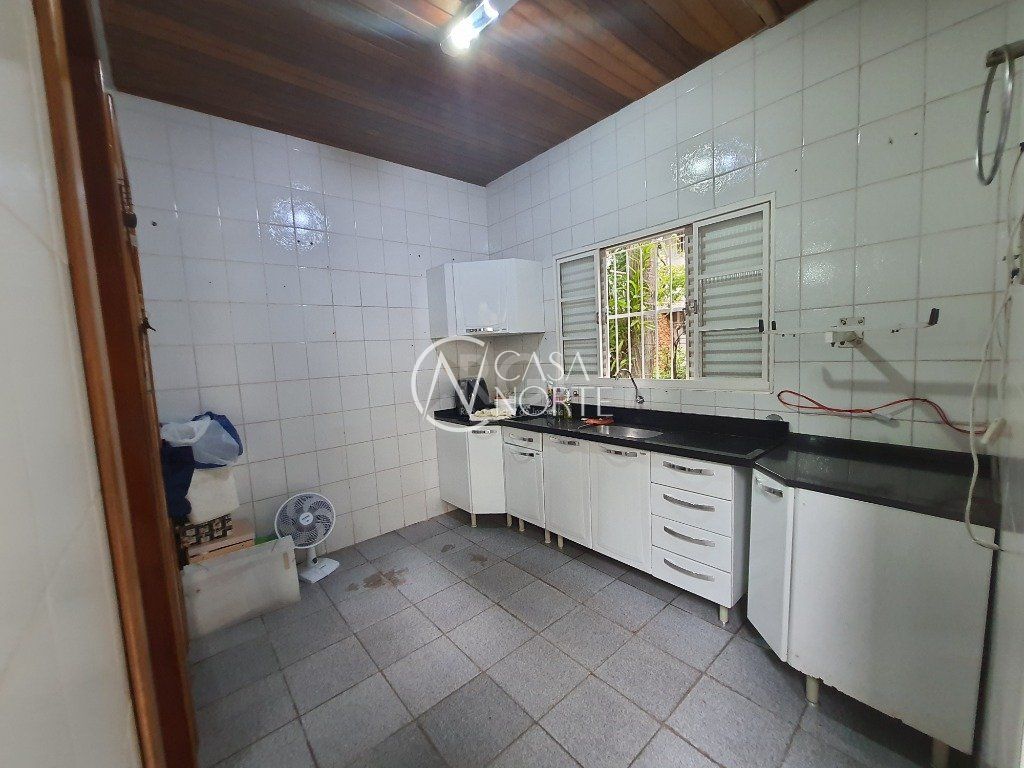 Casa à venda com 3 quartos, 300m², 3 suítes, 5 vagas, Rua Lobo da Costa no bairro Azenha em Porto Alegre