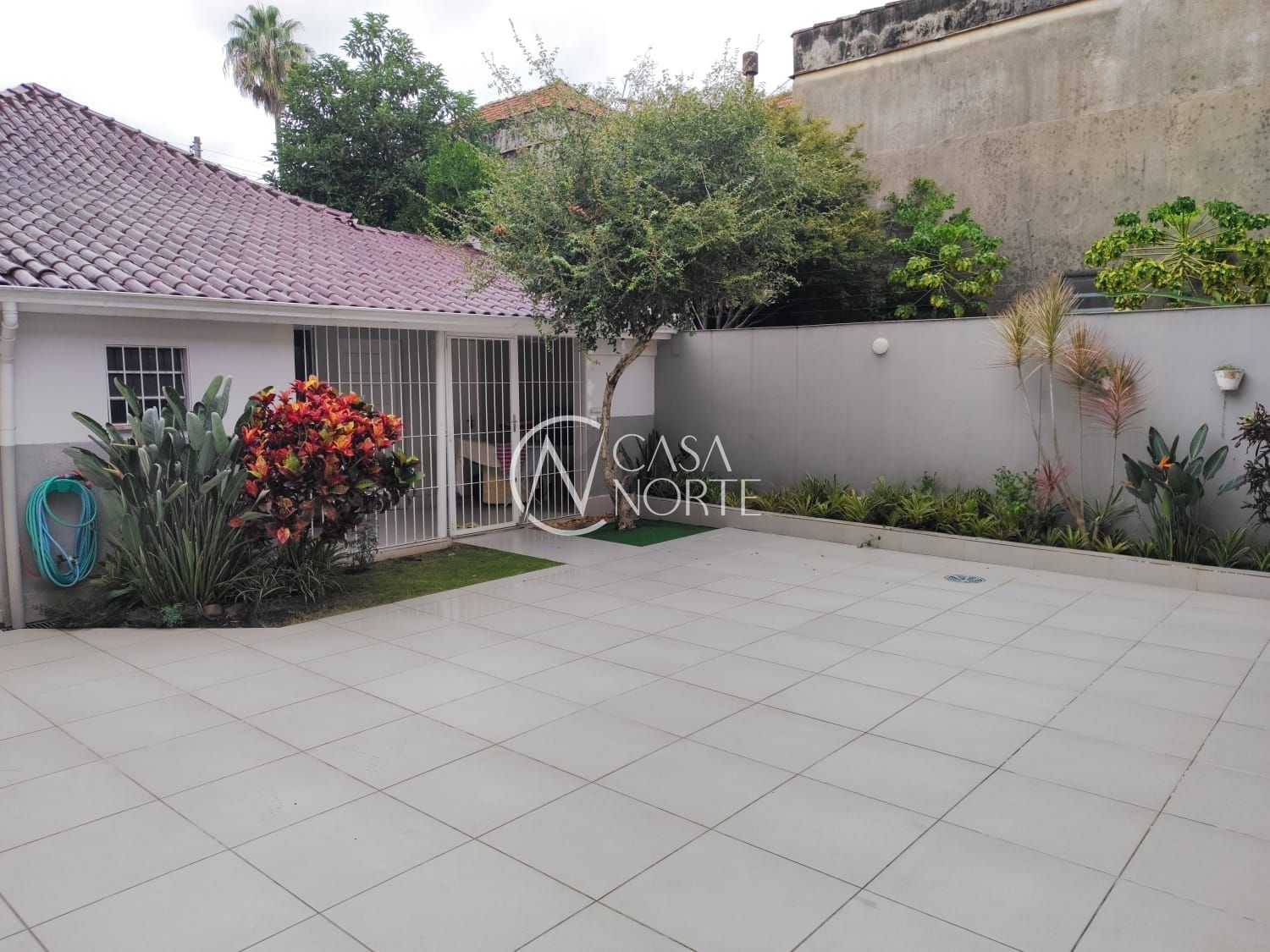 Casa à venda com 4 quartos, 371m², 4 vagas, Rua General Caldwell no bairro Menino Deus em Porto Alegre