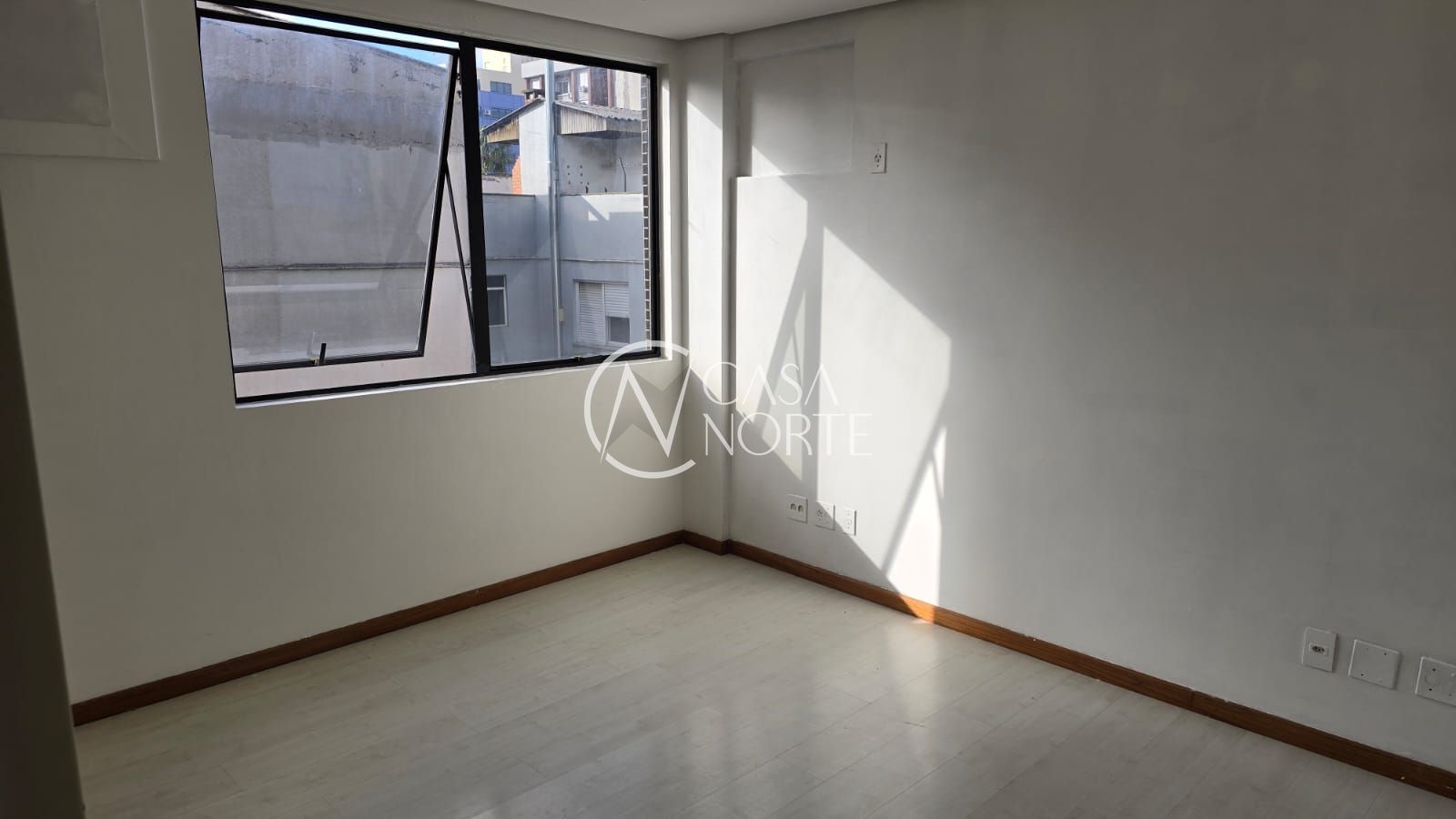 Sala Comercial à venda com 1 quarto, 27m², Rua José de Alencar no bairro Menino Deus em Porto Alegre