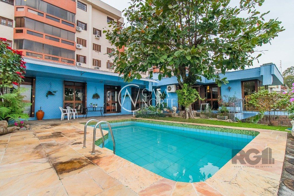 Casa à venda com 3 quartos, 400m², 1 suíte, 4 vagas, Rua Dona Gabriela no bairro Menino Deus em Porto Alegre
