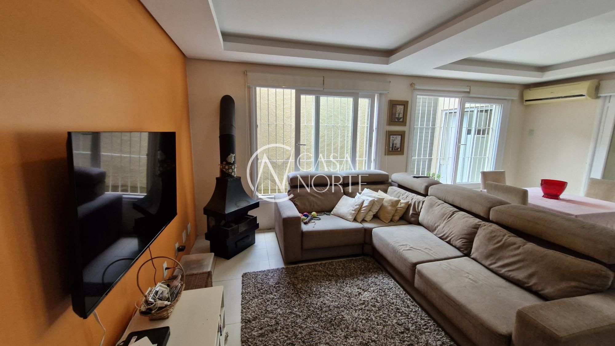 Casa à venda com 3 quartos, 240m², 1 suíte, 2 vagas, Rua Kiev no bairro Passo da Areia em Porto Alegre