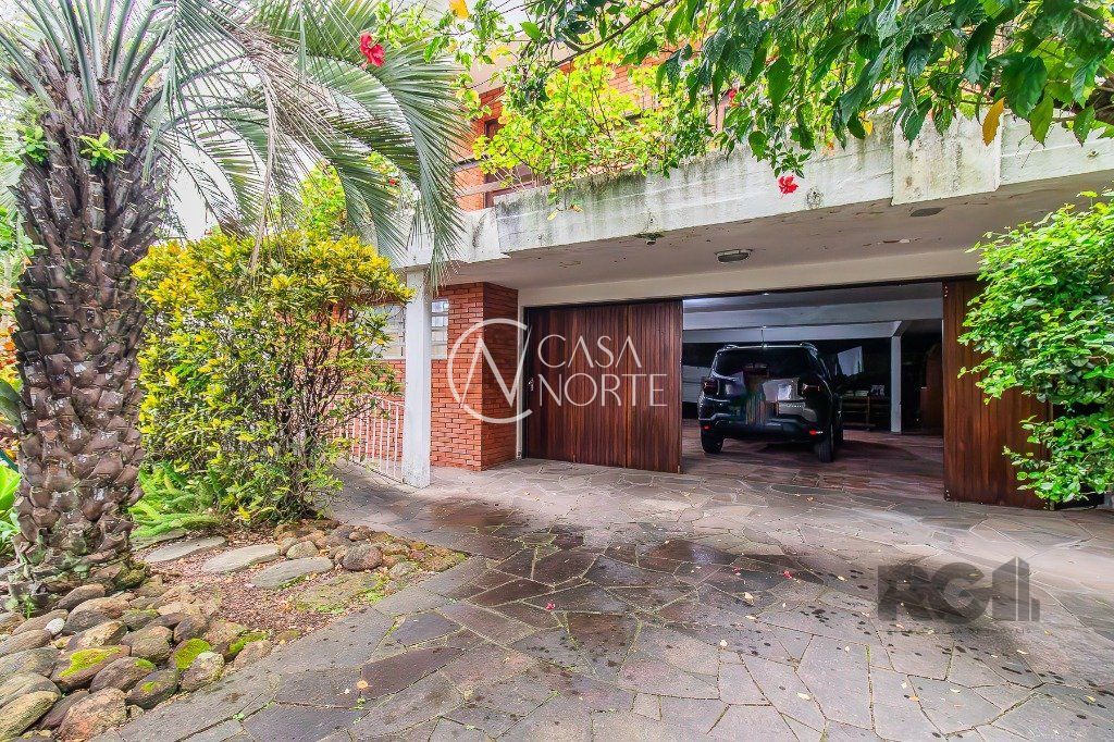 Casa à venda com 3 quartos, 258m², 1 suíte, 4 vagas, Rua Líbia no bairro Vila Ipiranga em Porto Alegre
