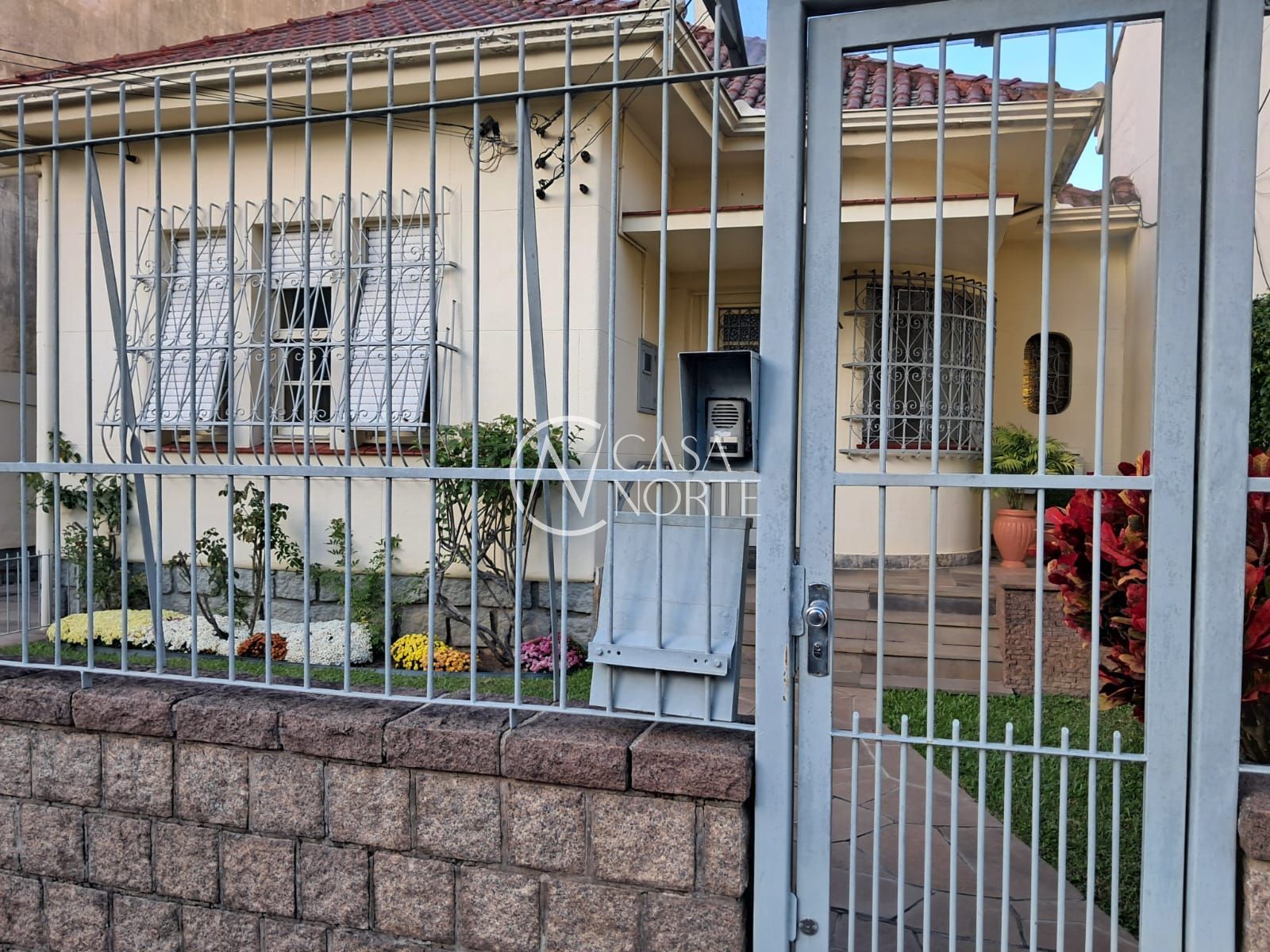 Casa à venda com 3 quartos, 123m², 1 suíte, 3 vagas, Avenida Bastian no bairro Menino Deus em Porto Alegre