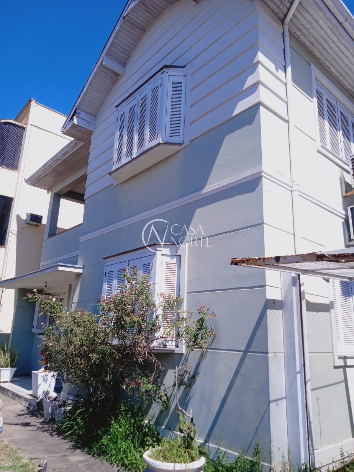 Casa à venda com 5 quartos, 302m², 4 suítes, 4 vagas, Rua Doutor Voltaire Pires no bairro Santo Antônio em Porto Alegre