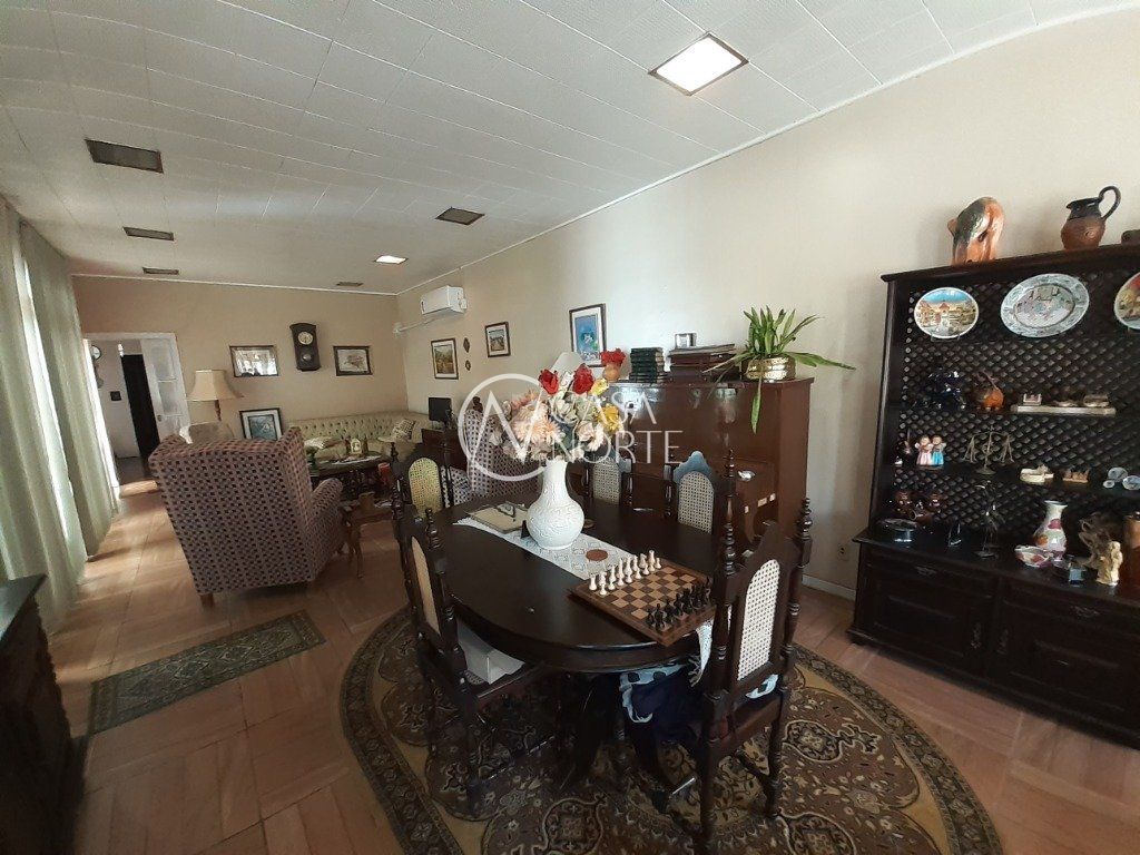 Casa à venda com 3 quartos, 290m², 1 suíte, 3 vagas, Rua Hugo Ribeiro no bairro Menino Deus em Porto Alegre