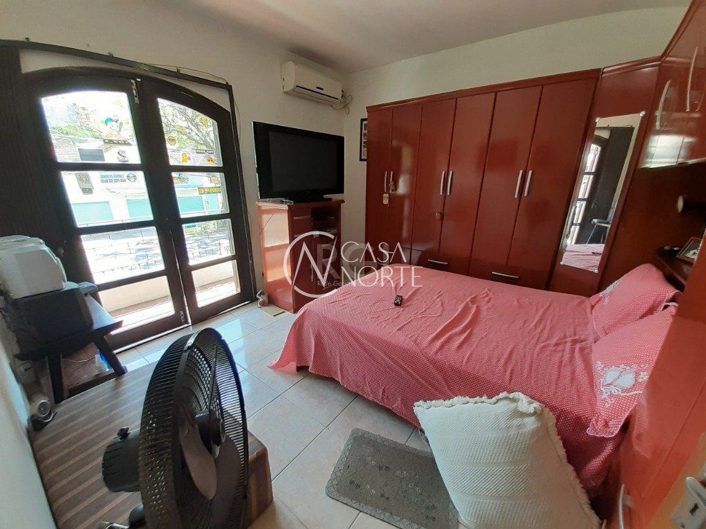 Casa à venda com 4 quartos, 185m², 1 suíte, 2 vagas, Rua Guadalajara no bairro Jardim Sabará em Porto Alegre