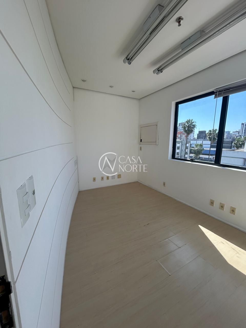 Conjunto Comercial à venda com 1 quarto, 25m², 1 vaga, Rua José de Alencar no bairro Menino Deus em Porto Alegre