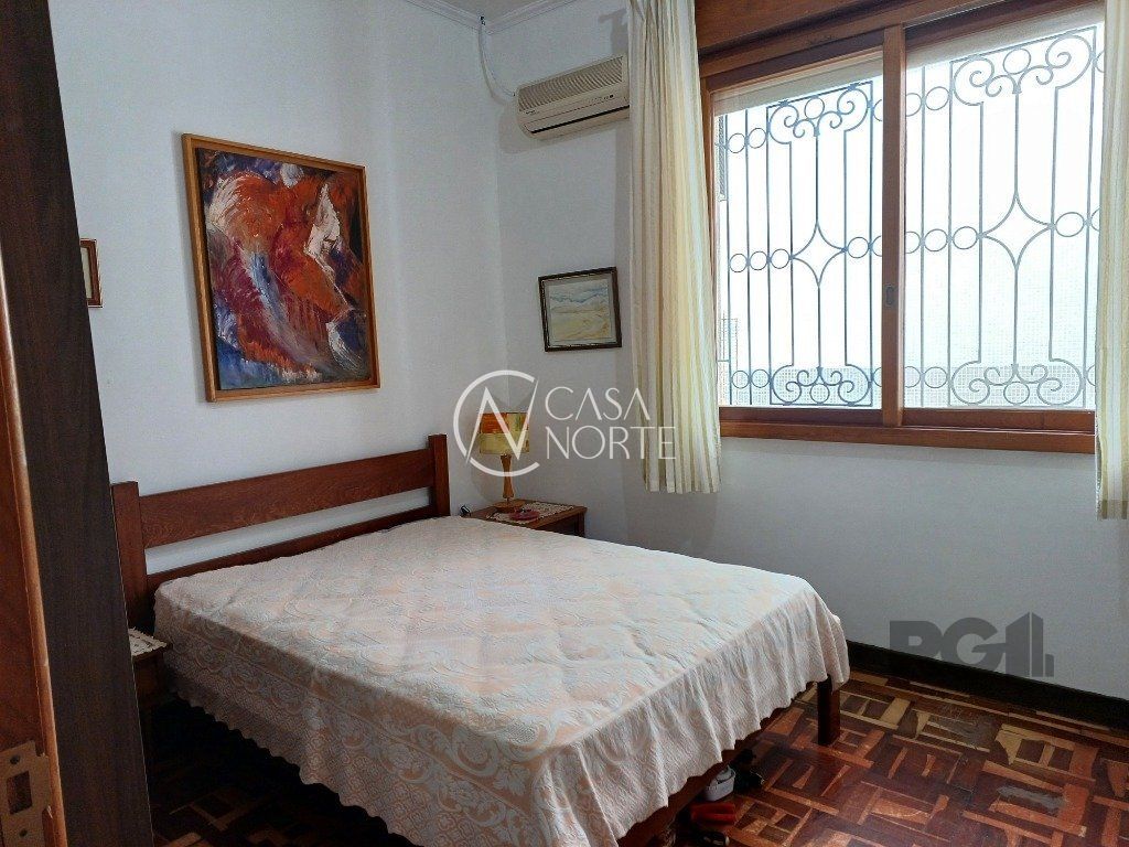 Casa à venda com 3 quartos, 231m², 1 suíte, 4 vagas, Rua Miguel Couto no bairro Menino Deus em Porto Alegre