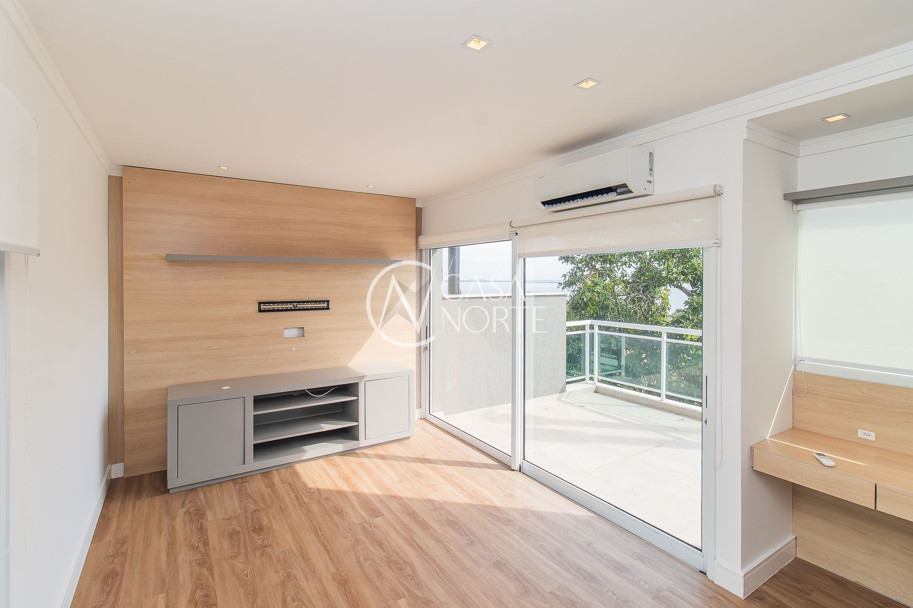 Casa de Condomínio à venda com 3 quartos, 271m², 1 suíte, 3 vagas, Praça José Assunção no bairro Vila Assunção em Porto Alegre