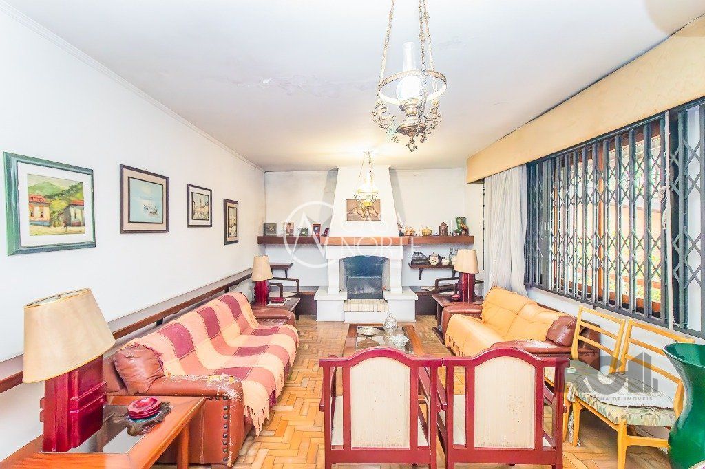 Casa à venda com 3 quartos, 258m², 1 suíte, 4 vagas, Rua Líbia no bairro Vila Ipiranga em Porto Alegre