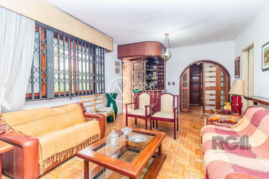 Casa à venda com 3 quartos, 258m², 1 suíte, 4 vagas, Rua Líbia no bairro Vila Ipiranga em Porto Alegre