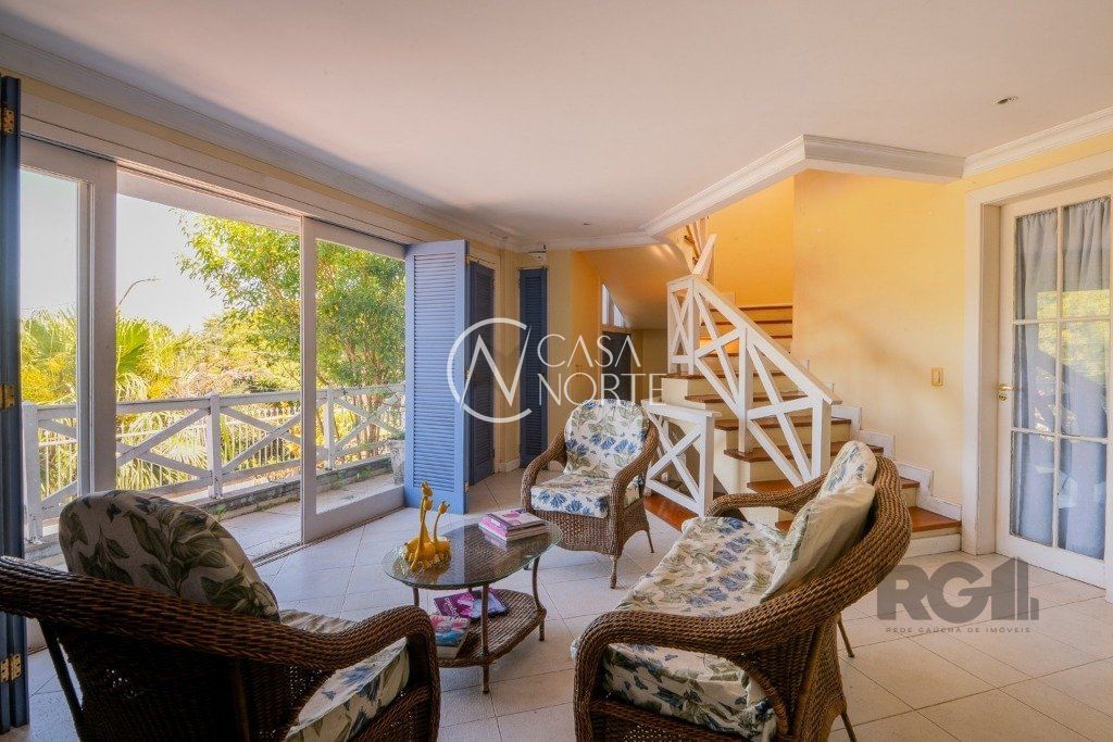 Casa à venda com 4 quartos, 350m², 4 suítes, 3 vagas, Rua Professor Ulisses Cabral no bairro Chácara das Pedras em Porto Alegre