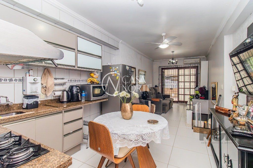 Casa à venda com 2 quartos, 110m², 1 suíte, 2 vagas, Rua Dezessete de Junho no bairro Menino Deus em Porto Alegre