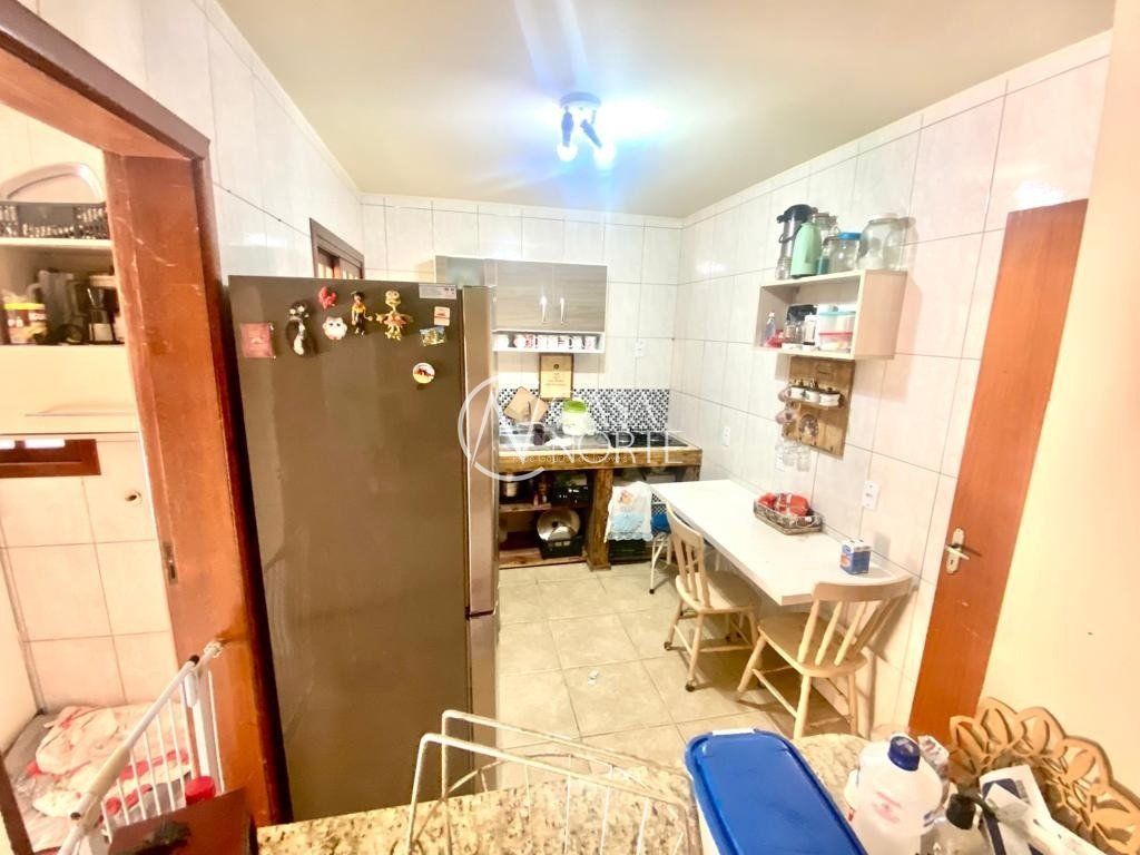 Casa de Condomínio à venda com 3 quartos, 139m², 1 suíte, 2 vagas, Rua Ponciano Pacheco da Silveira no bairro Guarujá em Porto Alegre