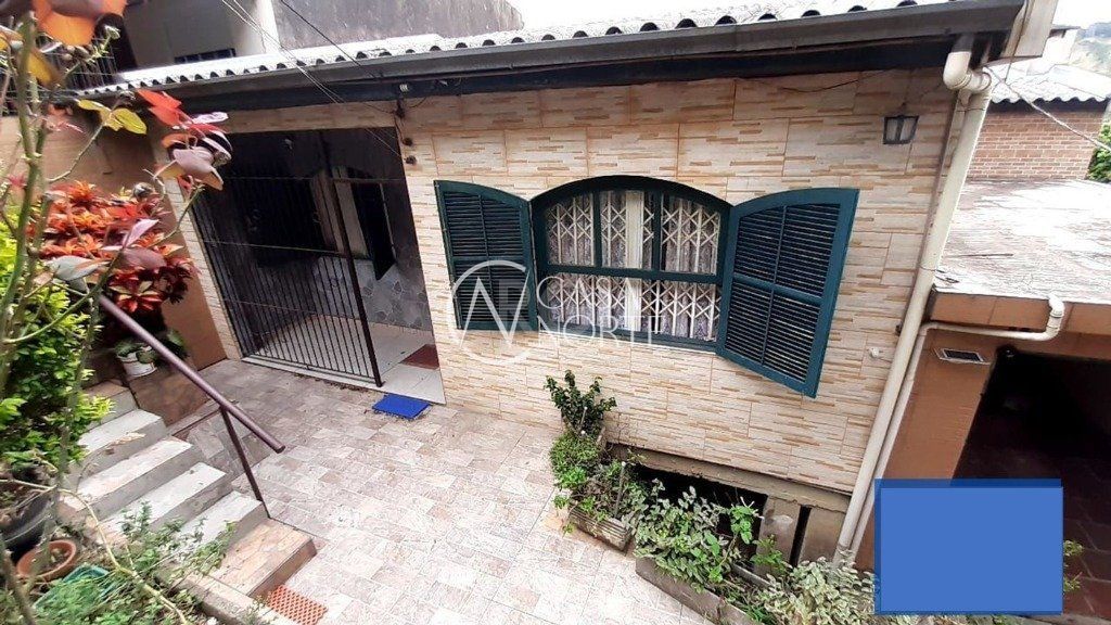 Casa à venda com 3 quartos, 200m², 1 vaga, Avenida Sargento Manoel Raymundo Soares no bairro Jardim Carvalho em Porto Alegre