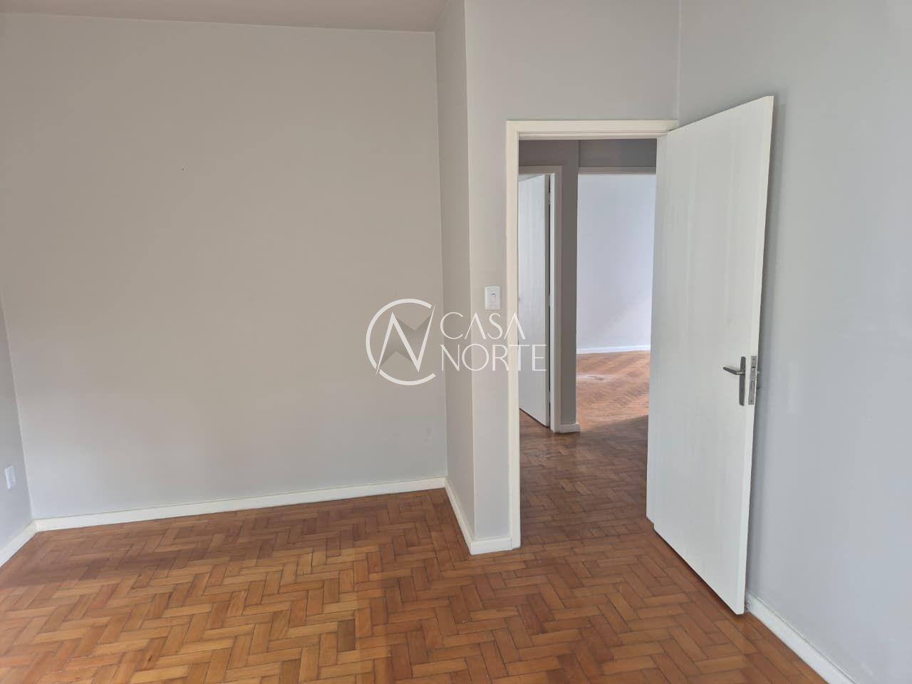 Casa Comercial à venda com 8 quartos, 250m², 3 vagas, Rua Botafogo no bairro Menino Deus em Porto Alegre