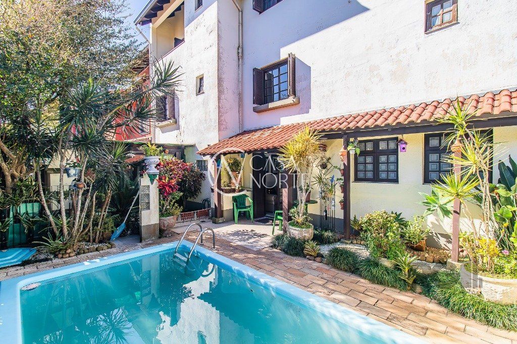 Casa à venda com 4 quartos, 216m², 1 suíte, 2 vagas, Rua Mário Assumpção no bairro Serraria em Porto Alegre