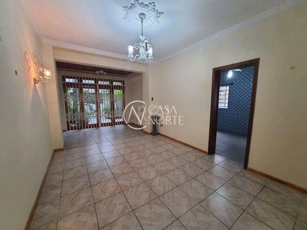 Casa à venda com 3 quartos, 300m², 3 suítes, 5 vagas, Rua Lobo da Costa no bairro Azenha em Porto Alegre