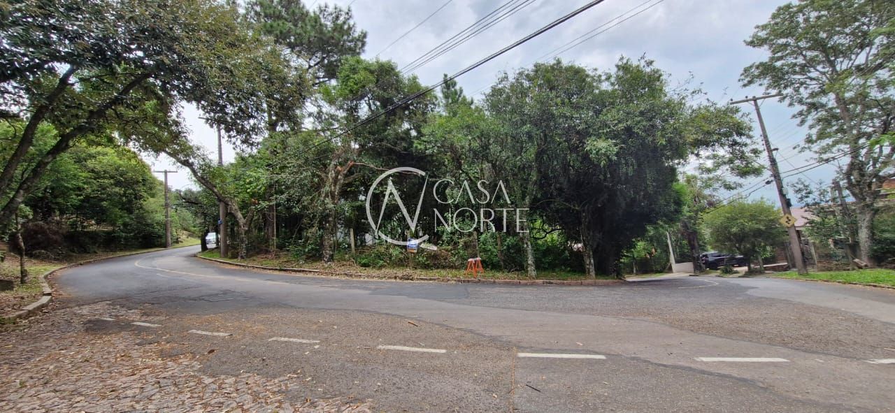 Terreno à venda  com 400m², Rua Fernando Osório no bairro Teresópolis em Porto Alegre