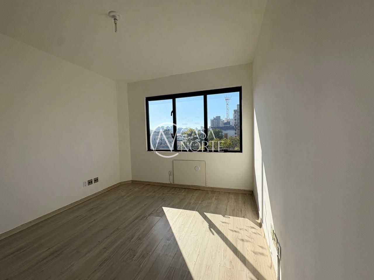 Sala Comercial à venda com 1 quarto, 36m², Avenida Andaraí no bairro Passo da Areia em Porto Alegre