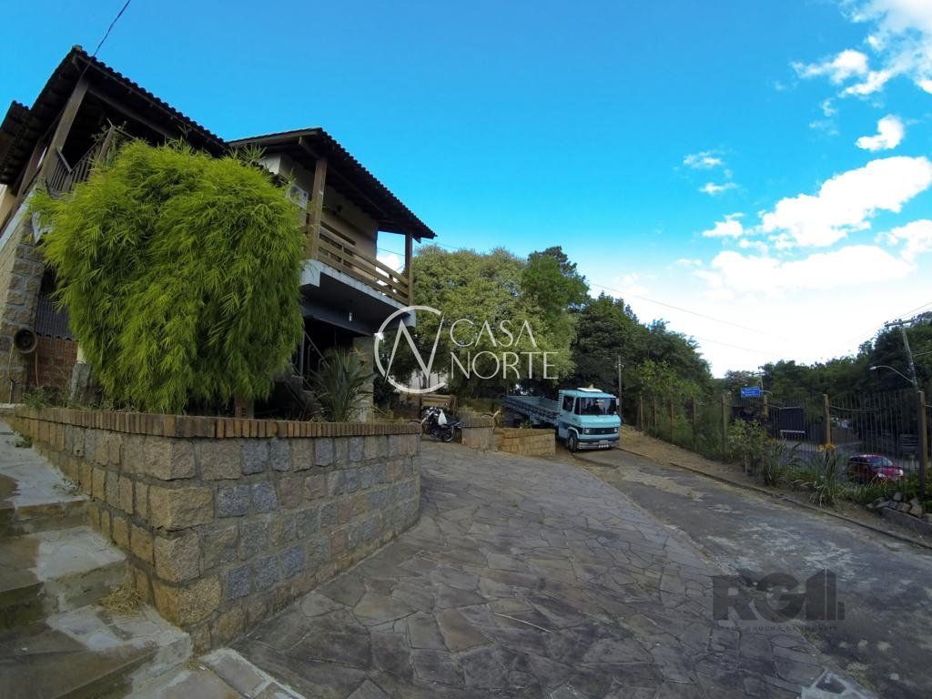Casa à venda com 3 quartos, 300m², 1 suíte, 4 vagas, Rua Ida Passuello no bairro Vila Nova em Porto Alegre