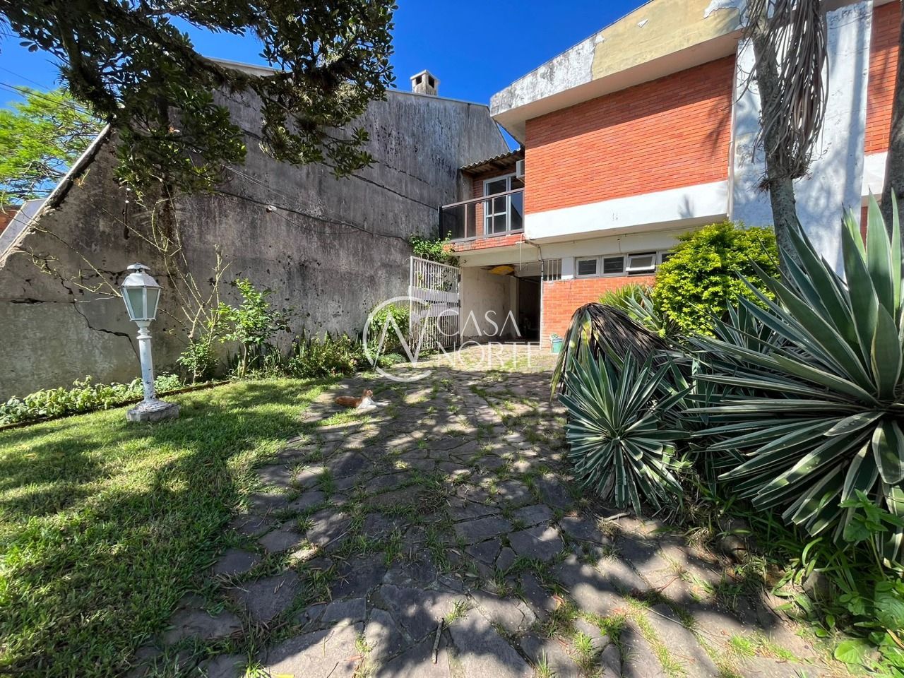 Casa à venda com 3 quartos, 250m², 1 suíte, 5 vagas, Rua Jacunda no bairro Guarujá em Porto Alegre