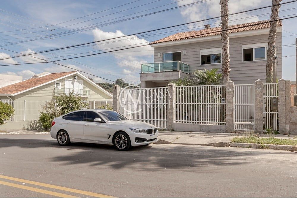 Casa à venda com 4 quartos, 132m², 2 suítes, 2 vagas, Rua Chácara das Nascentes no bairro Lomba do Pinheiro em Porto Alegre