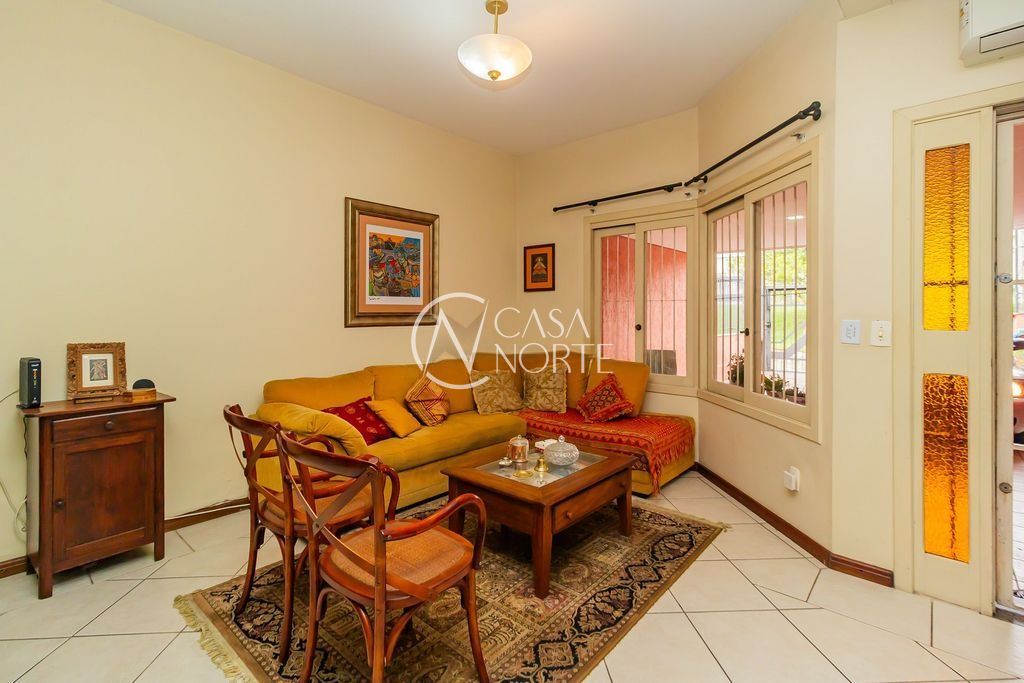Casa à venda com 3 quartos, 172m², 1 suíte, 3 vagas, Praça Dom Pedro no bairro Vila Ipiranga em Porto Alegre