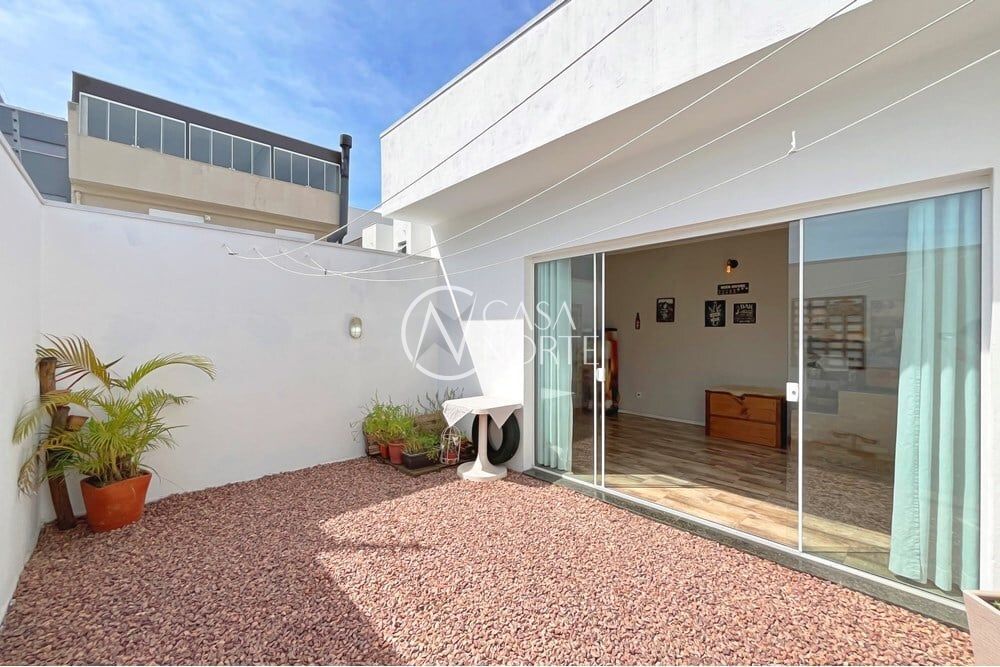 Casa à venda com 3 quartos, 154m², 3 suítes, 2 vagas, Jean Vardaramatos no bairro Hípica em Porto Alegre