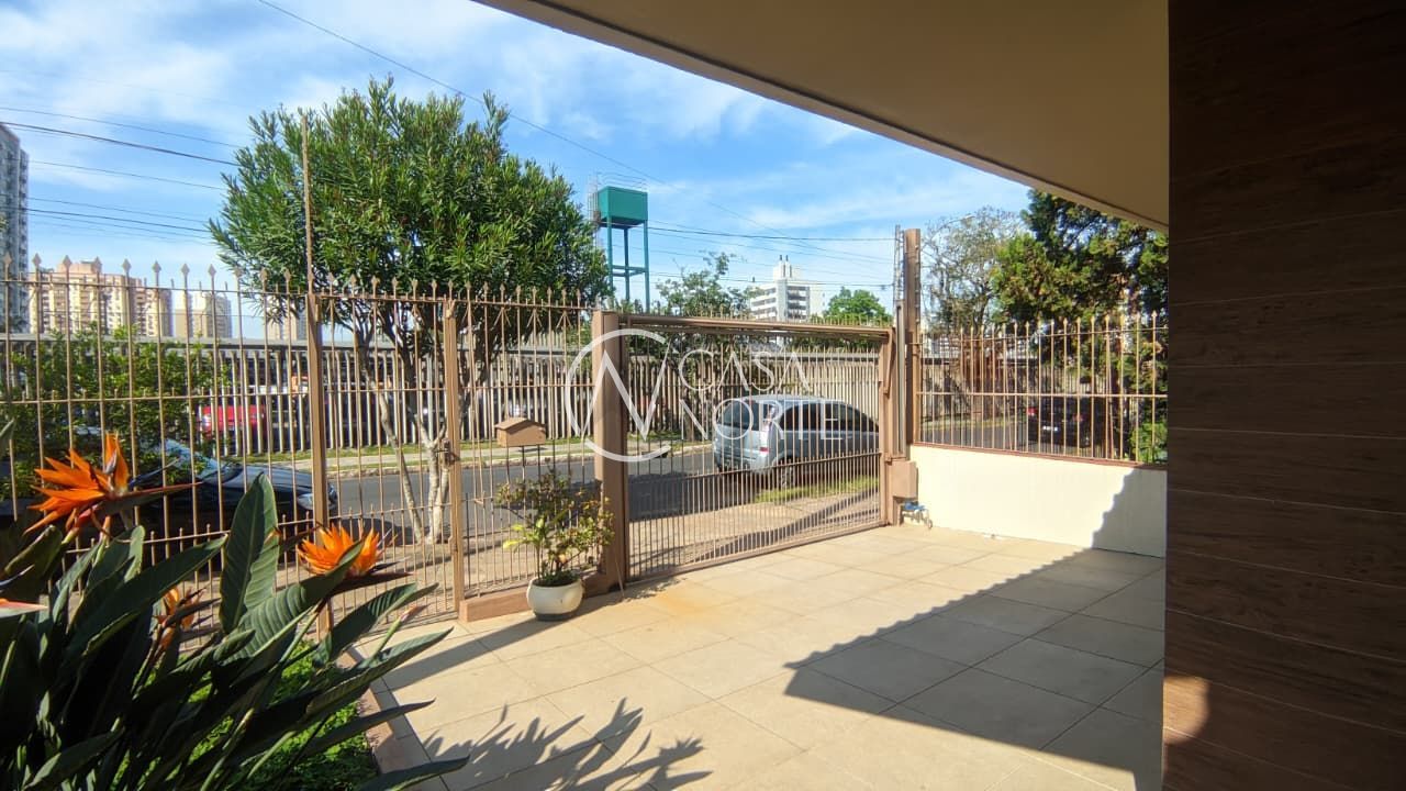Casa à venda com 3 quartos, 250m², 1 suíte, 2 vagas, Rua Maria Montessori no bairro Jardim Lindóia em Porto Alegre