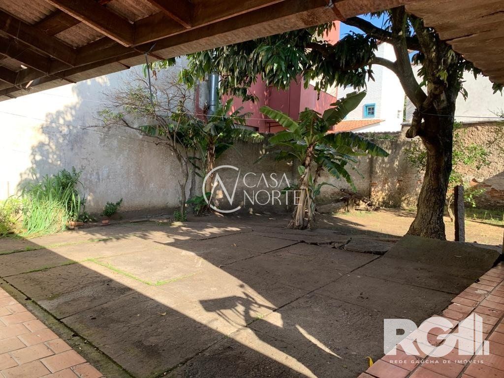 Casa à venda com 3 quartos, 387m², 2 vagas, Avenida Assis Brasil no bairro Passo da Areia em Porto Alegre