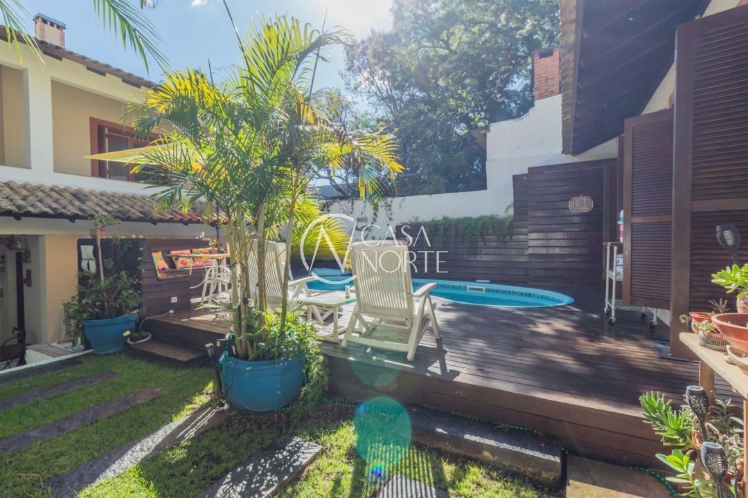 Casa à venda com 4 quartos, 570m², 4 suítes, 6 vagas, Avenida General Barreto Viana no bairro Chácara das Pedras em Porto Alegre