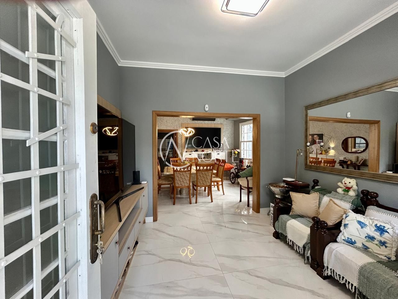 Casa Comercial à venda com 8 quartos, 350m², 6 vagas, Rua Buarque de Macedo no bairro São João em Porto Alegre