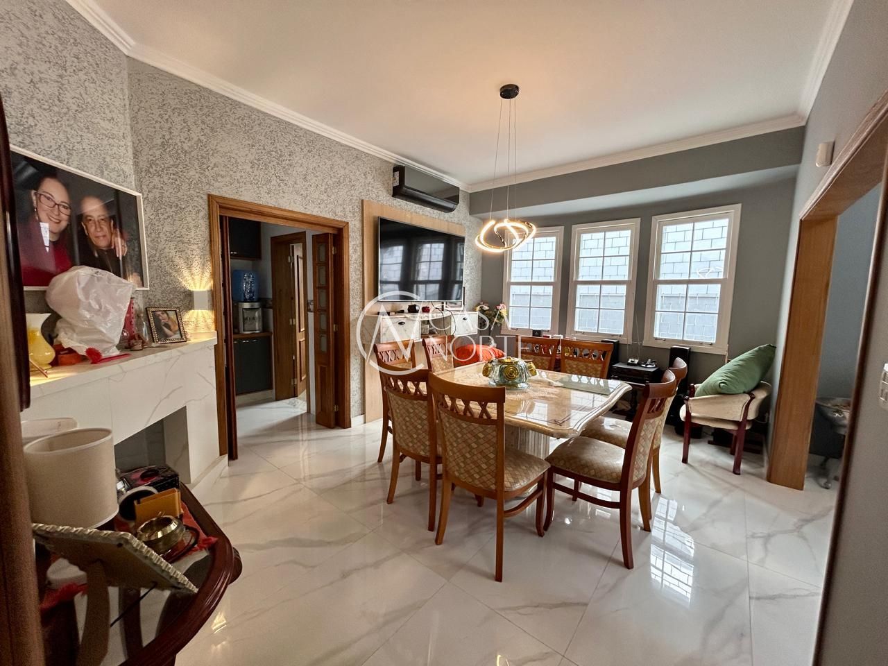 Casa Comercial à venda com 8 quartos, 350m², 6 vagas, Rua Buarque de Macedo no bairro São João em Porto Alegre