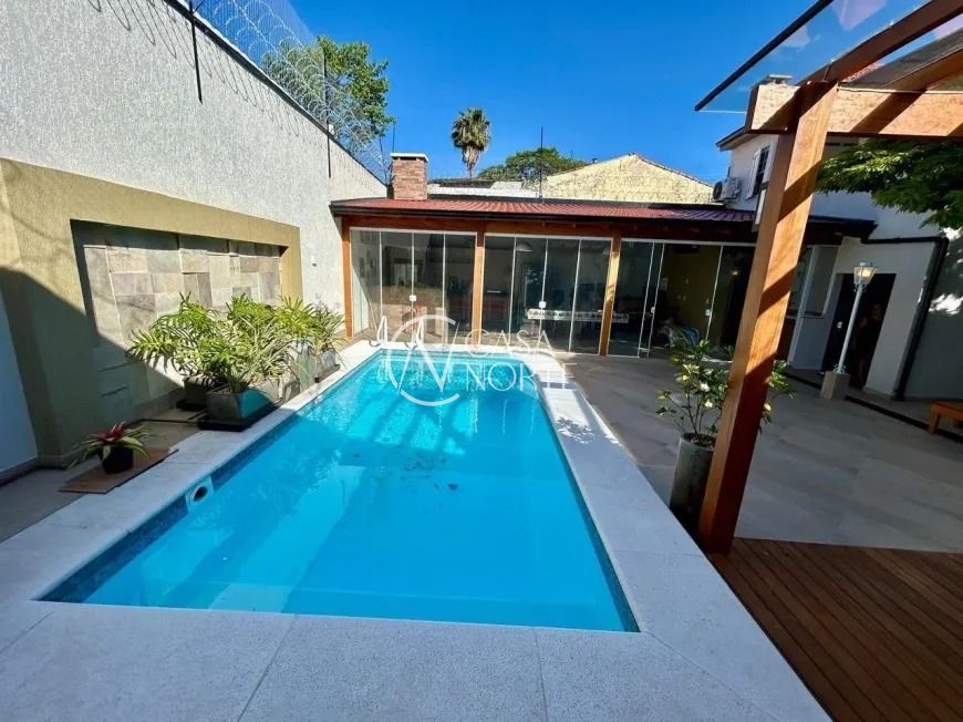 Casa Comercial à venda com 8 quartos, 350m², 6 vagas, Rua Buarque de Macedo no bairro São João em Porto Alegre