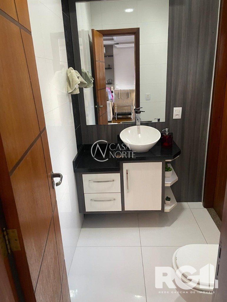 Casa à venda com 4 quartos, 406m², 1 suíte, 5 vagas, Rua Vinte e Quatro de Agosto no bairro Jardim Planalto em Porto Alegre