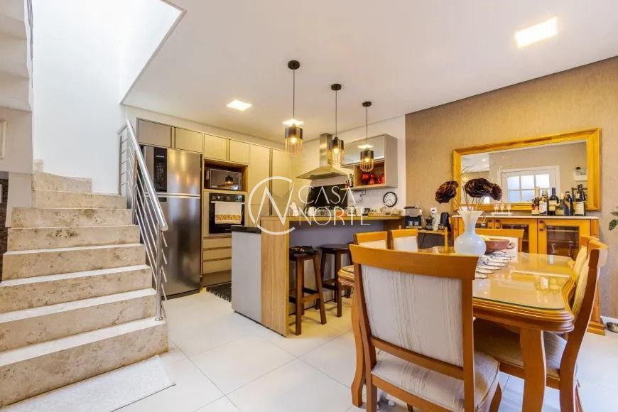 Casa à venda com 3 quartos, 134m², 3 suítes, 2 vagas, Rua Desembargador Almiro Cauduro no bairro Jardim Planalto em Porto Alegre