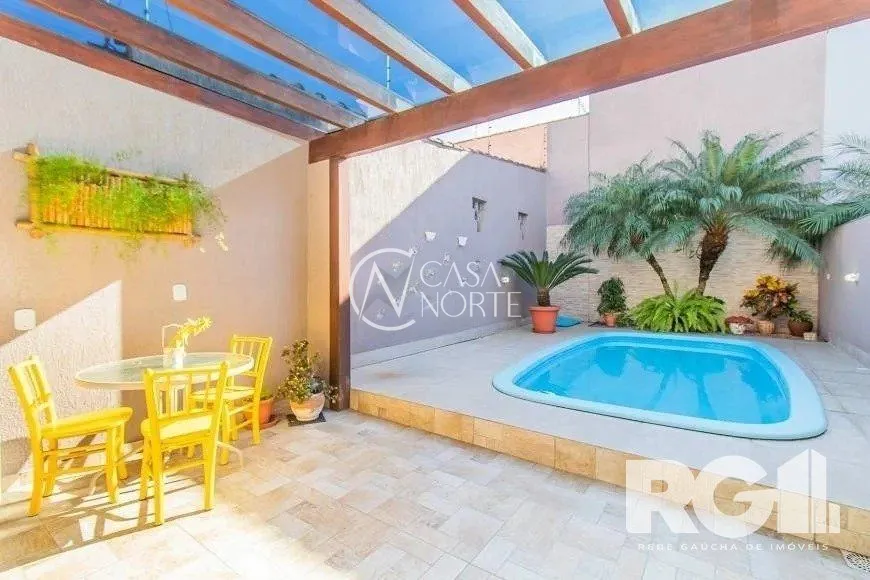 Casa à venda com 3 quartos, 210m², 2 suítes, 4 vagas, Rua Leite de Castro no bairro Vila Ipiranga em Porto Alegre