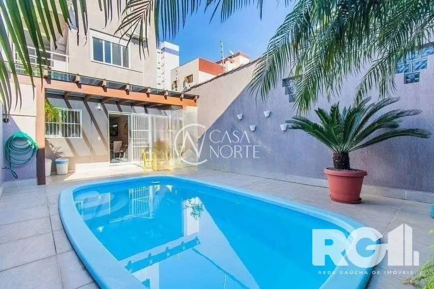 Casa à venda com 3 quartos, 210m², 2 suítes, 4 vagas, Rua Leite de Castro no bairro Vila Ipiranga em Porto Alegre