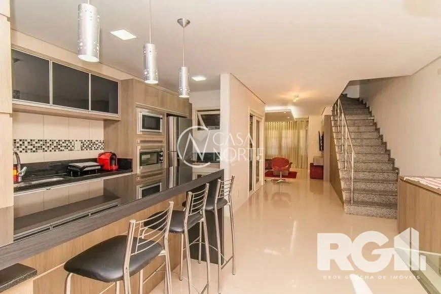 Casa à venda com 3 quartos, 210m², 2 suítes, 4 vagas, Rua Leite de Castro no bairro Vila Ipiranga em Porto Alegre
