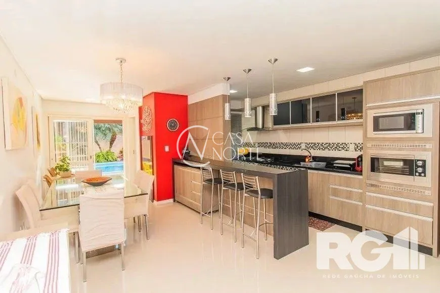 Casa à venda com 3 quartos, 210m², 2 suítes, 4 vagas, Rua Leite de Castro no bairro Vila Ipiranga em Porto Alegre