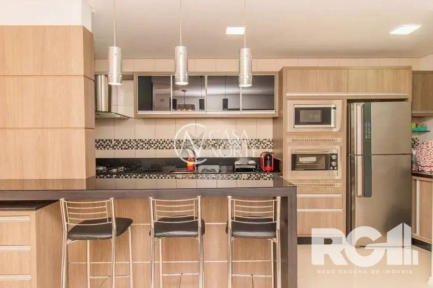 Casa à venda com 3 quartos, 210m², 2 suítes, 4 vagas, Rua Leite de Castro no bairro Vila Ipiranga em Porto Alegre
