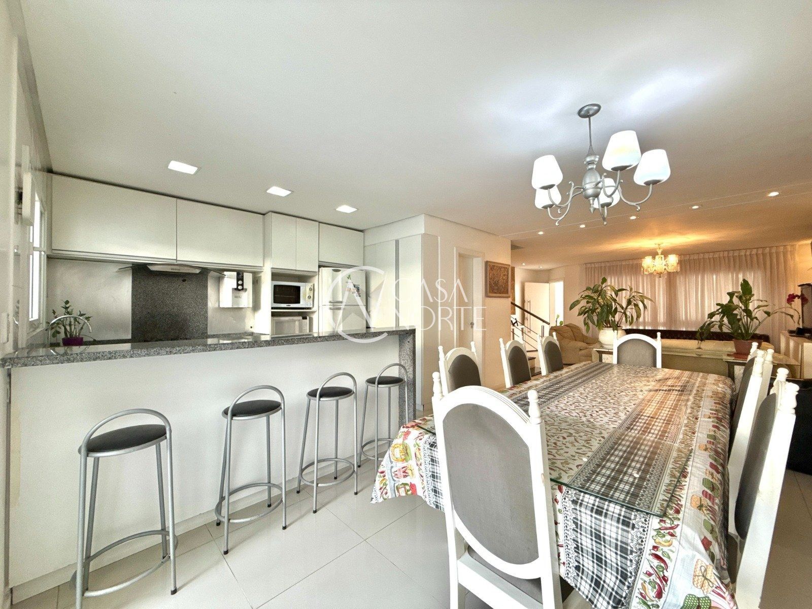 Casa à venda com 3 quartos, 247m², 3 suítes, 4 vagas, Rua Tunísia no bairro Cristo Redentor em Porto Alegre