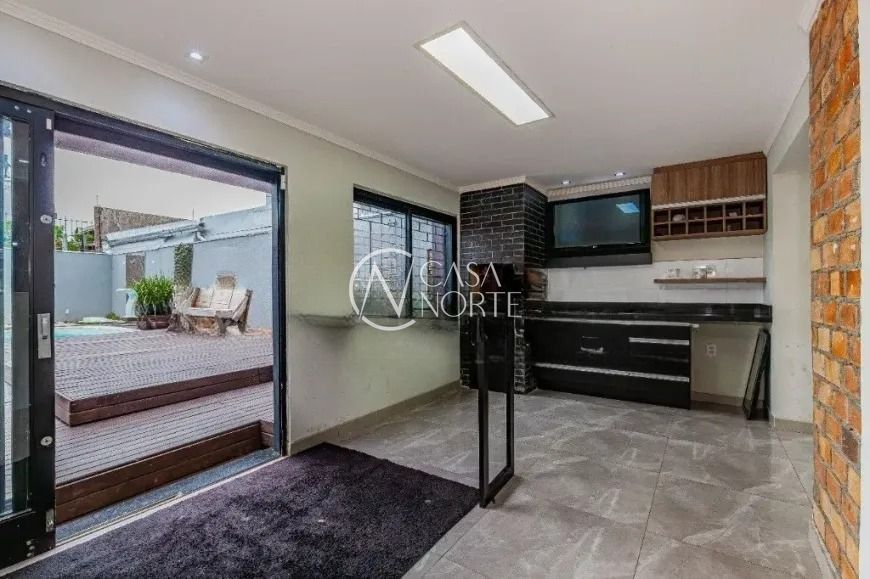 Casa à venda com 3 quartos, 199m², 1 suíte, 3 vagas, Alameda Três de Outubro no bairro Sarandi em Porto Alegre