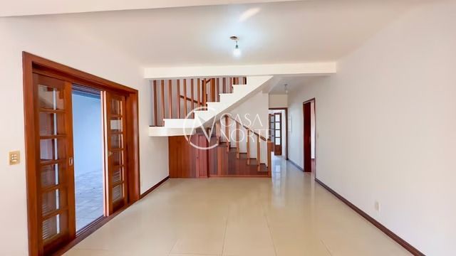 Casa à venda com 3 quartos, 292m², 3 vagas, Rua Zeev Jabotinski no bairro Jardim Planalto em Porto Alegre