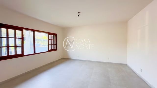 Casa à venda com 3 quartos, 292m², 3 vagas, Rua Zeev Jabotinski no bairro Jardim Planalto em Porto Alegre