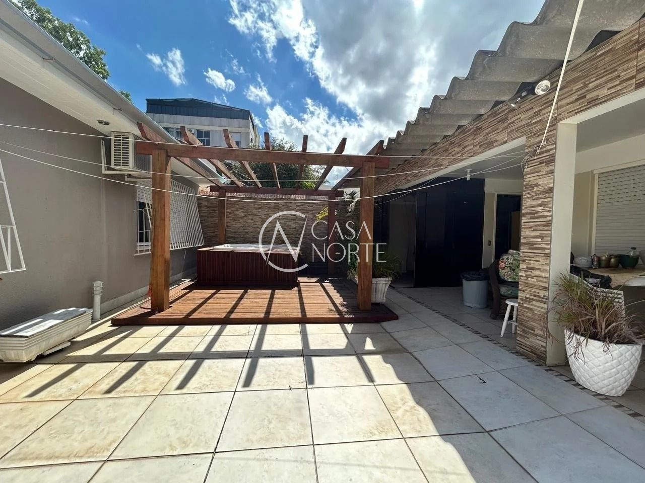 Casa à venda com 5 quartos, 250m², 1 suíte, 3 vagas, Rua Líbia no bairro Vila Ipiranga em Porto Alegre