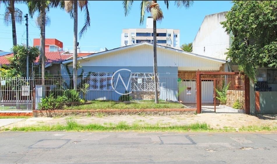 Casa à venda com 4 quartos, 220m², 1 suíte, 5 vagas, Rua Doutor Alberto Albertini no bairro São Sebastião em Porto Alegre