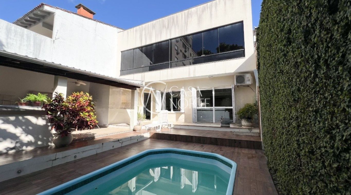 Casa à venda com 3 quartos, 236m², 3 suítes, 4 vagas, Rua Paulo Setúbal no bairro Passo da Areia em Porto Alegre